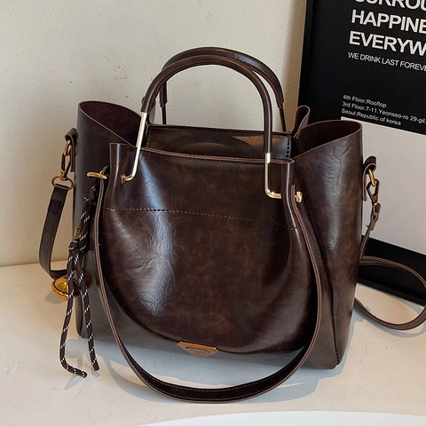 Borsa Tote da Donna Vintage in Pelle PU Grande Capacità Borsa a Tracolla di Moda Con Placca in Metallo Triangolare e Campanella