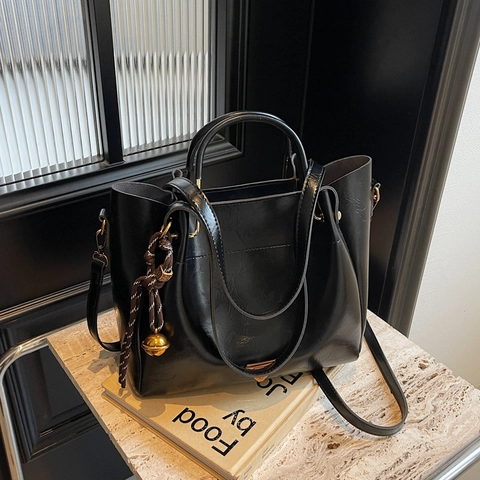 Borsa Tote da Donna Vintage in Pelle PU Grande Capacità Borsa a Tracolla di Moda Con Placca in Metallo Triangolare e Campanella