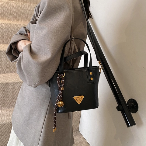 Vintage PU Leder Eimertasche Für Damen Große Kapazität Tote Handtasche Mit Metall Dreieck Logo Und Glockenanhänger Umhängetasche