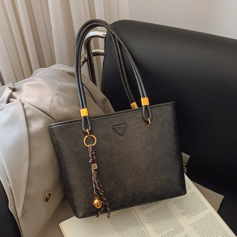 Vintage Large Capacity PU Leather Commuter Tote Bag For Women Urban Minimalist Shoulder Bag With Decorative Pendant
