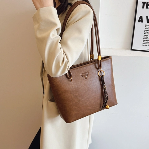Borsa Tote Commuter in Pelle PU Vintage di Grande Capacità per Donna Borsa a Tracolla Minimalista Urbana con Ciondolo