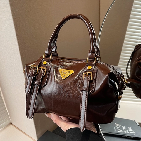 Vintage PU Leder Boston Tasche Für Damen Retro Glänzende Handtasche Mit Griff Gold Dreieck Logo Umhängetasche Mode Büro Tasche