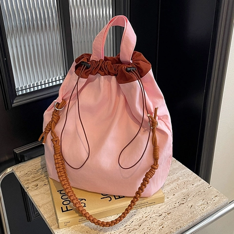 Große Kapazität Damen Nylon Eimer Schultertasche Kordelzug Geflochtener Riemen Plissee Pendler Tote