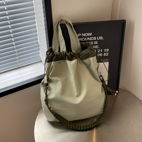 Große Kapazität Damen Nylon Eimer Schultertasche Kordelzug Geflochtener Riemen Plissee Pendler Tote