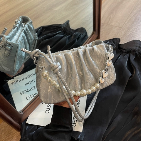 Women Ruched PU Leather Shoulder Bag With Faux Artificial Pearl And Metal Heart Chain Elegant Pleated Cloud Bag Underarm Handbag