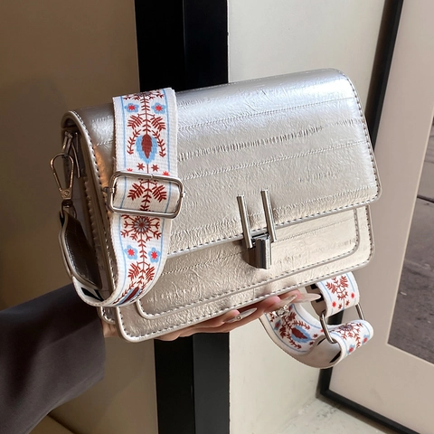 Petit Sac Carré en Cuir PU Métallique pour Femmes Avec Large Bandoulière Brodée Rabat Rétro Fermoir en Métal Sacoche
