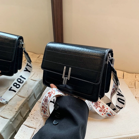 Petit Sac Carré en Cuir PU Métallique pour Femmes Avec Large Bandoulière Brodée Rabat Rétro Fermoir en Métal Sacoche