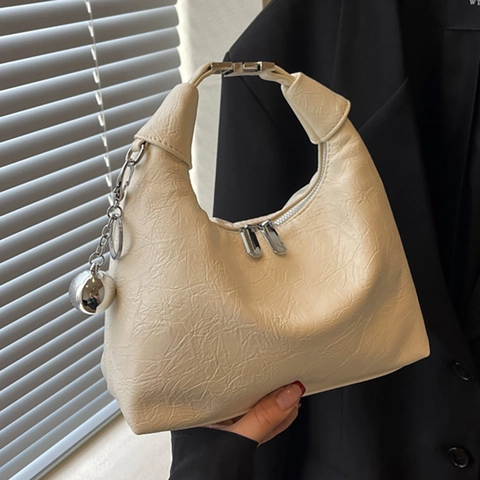 Hobo Schoudertas Van Gekreukt PU Leer Metallic Afwerking Zilveren Bal Charm Dubbele Rits Halve Maan Handtas Voor Dames