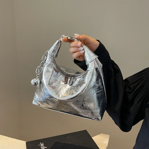 Hobo Schoudertas Van Gekreukt PU Leer Metallic Afwerking Zilveren Bal Charm Dubbele Rits Halve Maan Handtas Voor Dames