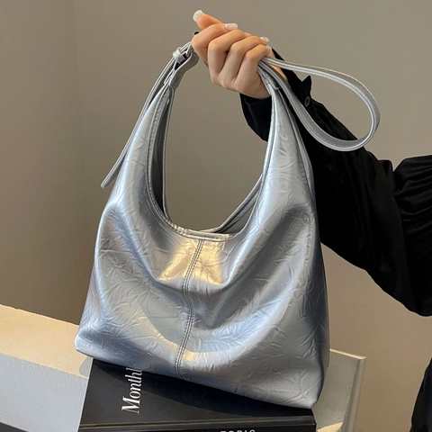 Retro Large Capacity PU Leather Tote Bag For Women Fashion Crinkled Pleated Hobo Shoulder Bag Metallic Silver Commuter Bag