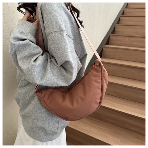 Bolso Bandolera de Media Luna de Nylon Simple para Mujer Ligero Gran Capacidad Correa Ajustable Bolso de Hombro con Cremallera para Uso Diario Casual Viaje