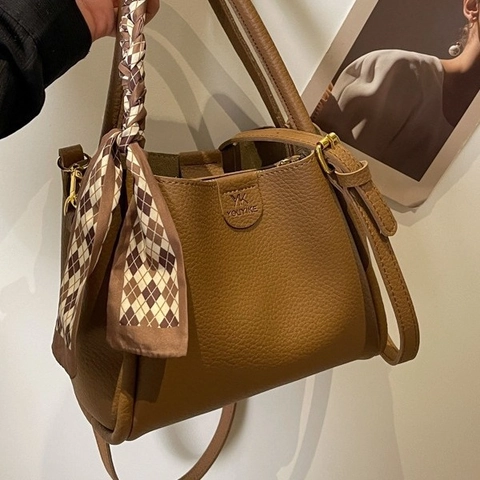 Beuteltasche Für Damen Litchi Narben PU Leder Handtasche Mit Satinnschal Dekor Umhängetasche Für Pendler Schick