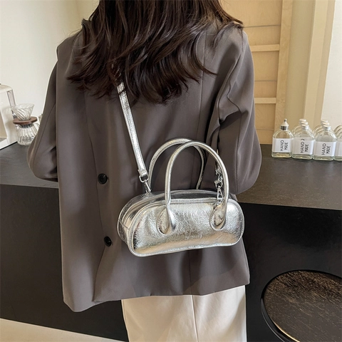 Borsa Bowling da Donna in Pelle PU Metallica con Struttura Increspata Argento Nero Tracolla Iridescente Borsa a Bacchetta