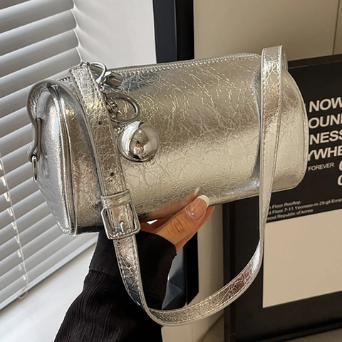 Damen Gefaltete Metallic Zylindertasche Schultertasche Faltenstruktur Umhängetasche Mit Rundem Metallkugel-Anhänger Verstellbarer Riemen Minimalistisch