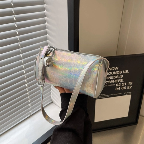 Damen Gefaltete Metallic Zylindertasche Schultertasche Faltenstruktur Umhängetasche Mit Rundem Metallkugel-Anhänger Verstellbarer Riemen Minimalistisch