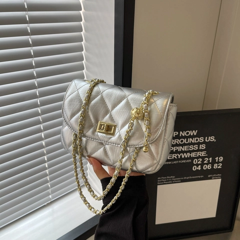Damen Gesteppte Diamant Mini Umhängetasche PU Leder Schultertasche Mit Metallkugel Versteller Kette Quadratische Klapptasche