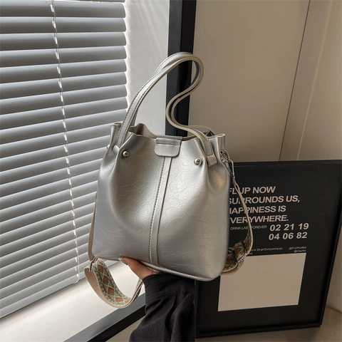 Women Fashion Cracked Texture PU Leather Bucket Bag Chic Urban Handbag With Geometric Jacquard Wide Strap Silver Rivet Shoulder Bag