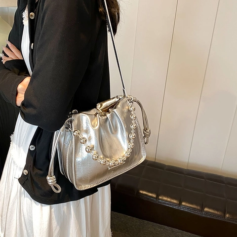 Geriffelte Beuteltasche Mit Perlen Griff Kordelzug Umhängetasche Metallic PU Leder Schultertasche Trendige Plissee Handtasche