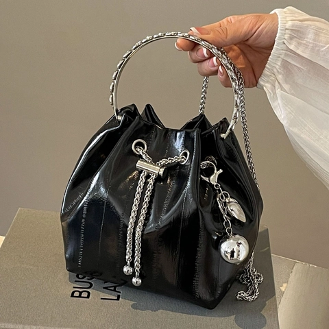 Stijlvolle Dames Emmertas Van Metallic Holografisch PU Leer Met Metalen Ringhandvat Kettingriem Trekkoordsluiting Schoudertas