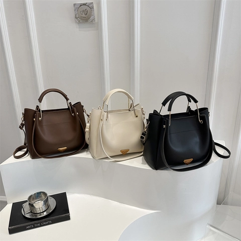 Borsa Tote da Donna Urbana Minimalista in Pelle PU Con Logo in Metallo Triangolare Borsa a Mano Retro a Tracolla