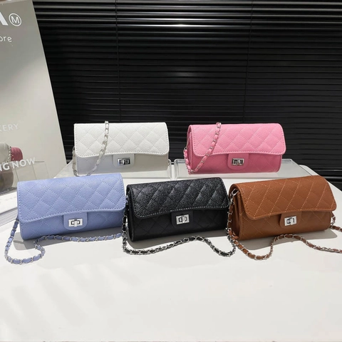 Damen Mode Gesteppte Rauten Schultertasche PU Leder Flip Cover Metall Kettenriemen Umhängetasche Elegante Handtasche Party