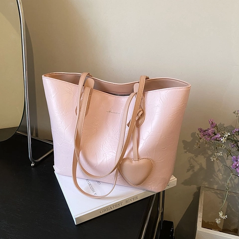Women Large Capacity Tote Bag Crinkled PU Leather Shoulder Bag With Heart Charm Minimalist Chic Commuter Underarm Bag