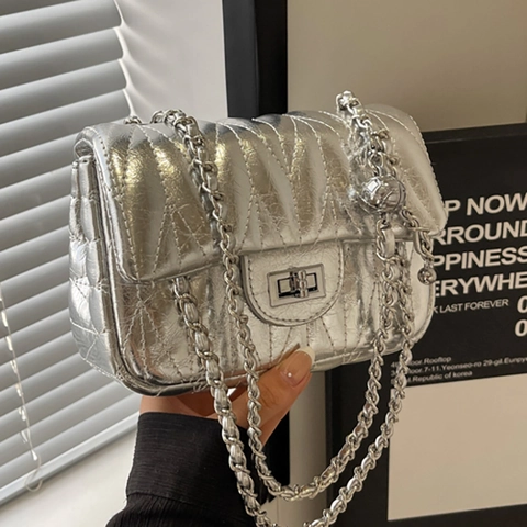Damen Gesteppte Umhängetasche PU Leder Gitterkette Crossbody Quadratische Tasche Mit Dekorativer Metallkugel Urban Style Handtasche