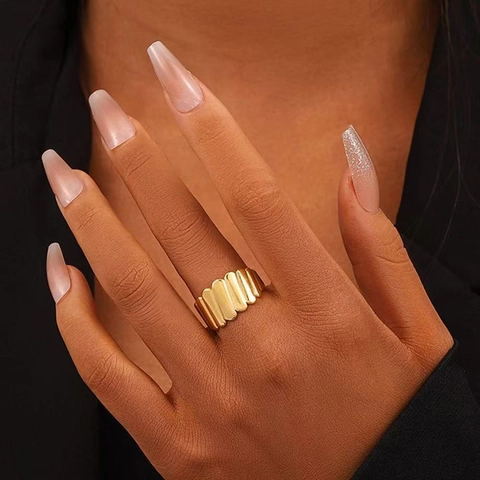 Anello In Acciaio Inossidabile Placcato Oro 18K Trama Ondulata Fascia Larga Pieghettata Anello Aperto Regolabile Gioielli