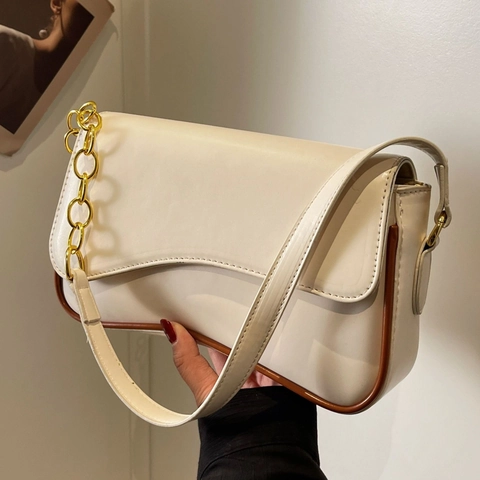 Borsa Sottobraccio Moderna da Donna in Pelle PU Patta Ondulata Minimalista Con Tracolla a Catena Dorata Bordi a Contrasto