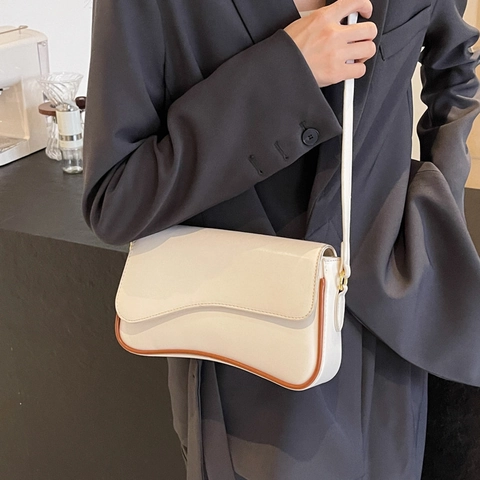 Borsa Sottobraccio Moderna da Donna in Pelle PU Patta Ondulata Minimalista Con Tracolla a Catena Dorata Bordi a Contrasto