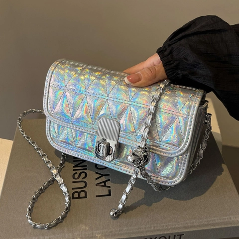 Damen Gesteppt PU Leder Kette Umhängetasche Modern Metallic Kleine Quadratische Umhängetasche Mit Drehschloss Und Ballanhänger