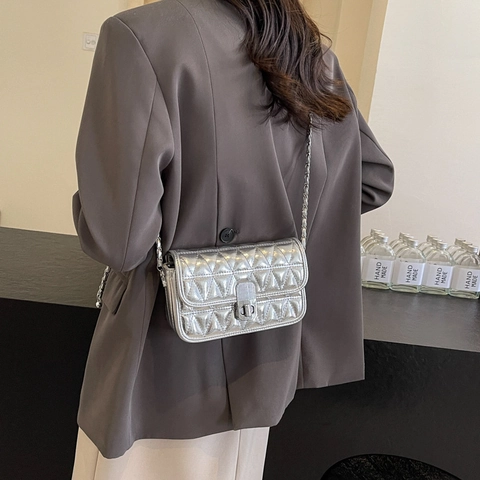 Damen Gesteppt PU Leder Kette Umhängetasche Modern Metallic Kleine Quadratische Umhängetasche Mit Drehschloss Und Ballanhänger