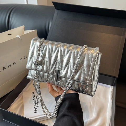 Mode Gesteppte Ketten Umhängetasche Für Damen Metallisch Irisierend PU Leder Kleine Quadratische Umhängetasche Mit Metallkugel Dekoration
