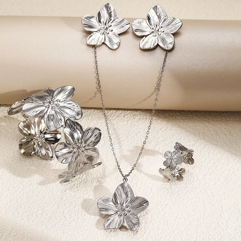 Elegante Bloem Hanger Ketting Oorknopjes Armband En Ring Sieraden Roestvrij Staal Geborstelde Textuur Voor Dames
