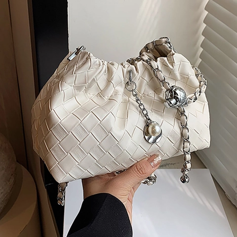 Trendy Woven PU Leather Cloud Bag With Metal Chain Artificial Pearl Charm For Women Solid Color Pleated Crossbody Shoulder Bag