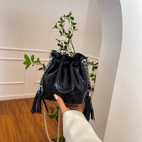 Glänzende Eimer-Tasche Mit Krokodilmuster Metallic-PU-Leder Kordelzug Metallkette Schultertasche Damen
