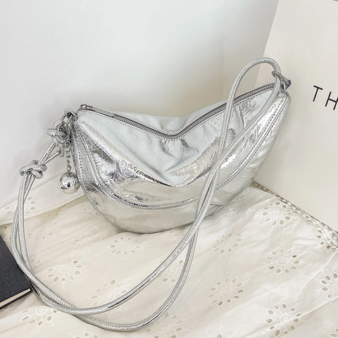 Bolso De Hombro De Media Luna PU Metálico Bolso Hobo Plisado Con Correa De Nudo Y Colgante De Bola Plateada Para Mujer