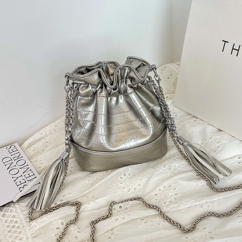 Damen Metallic PU Leder Eimer Tasche Minimalistische Kordelzug Schultertasche Mit Quasten Dekor Gold Silber Schwarz Kette Riemen Handtasche