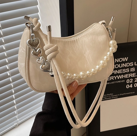 Bolso de Axila de Cuero PU de Moda Con Correa de Perlas Artificiales Colgante de Corazón Plateado Color Sólido Plisado Pequeño Bolso Hobo Mujer