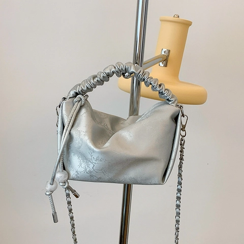 Damen Chinastil Bambusdruck Handtasche mit Gerüschtem Griff Minimalistische Metallkette Cloud Schulter Umhängetasche