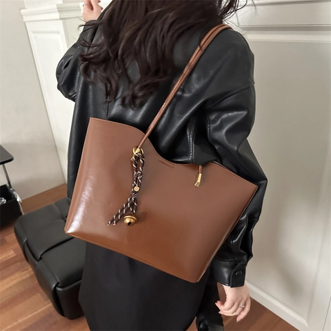 Large Capacity PU Leather Tote Bag For Women Retro Casual Wave Opening Shoulder Bag With Pendant Solid Color Winter Bag