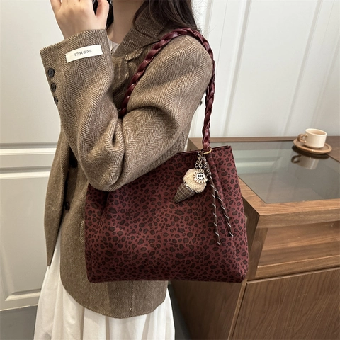 Mode Leopardenmuster Tragetasche Für Damen Vintage Schultertasche Mit Geflochtenem Griff Und Plüsch Eisanhänger Große Kapazität Tasche