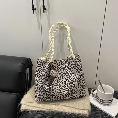 Mode Leopardenmuster Tragetasche Für Damen Vintage Schultertasche Mit Geflochtenem Griff Und Plüsch Eisanhänger Große Kapazität Tasche