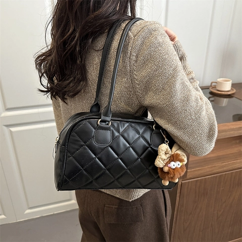 Damen Gesteppte Schultertasche Rautenmuster Boston Handtasche Mit Plüschanhänger Mode PU Leder Pendeln Tote Tasche