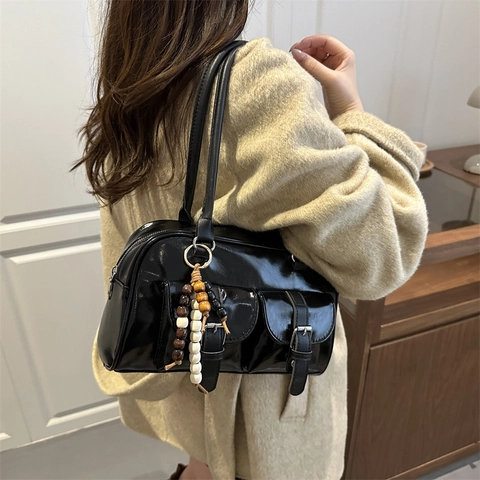 Shiny PU Leather Shoulder Bag Retro Boston Handbag Large Capacity Multi Pocket Underarm Bag With Wooden Bead Pendant Y2K