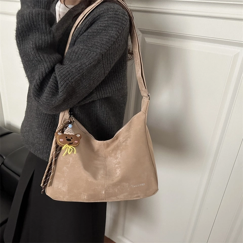 Large Capacity Women Suede Look Crossbody Bag Retro Frosted Synthetic Leather Shoulder Bag With Bear Pendant Casual Hobo Bag