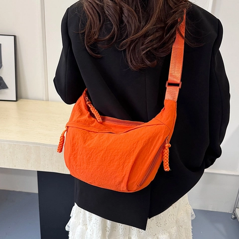 Borsa a Spalla da Donna in Nylon a Mezza Luna Dumpling Tracolla Casual Grande Capacità Cinturino Regolabile Moda Quotidiana