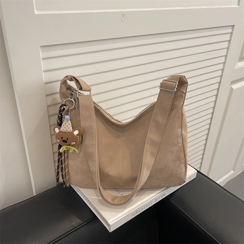 Sac Hobo Vintage À Bandoulière Grande Kapacité Texture Suédée Mate Cuir PU Sac Cabas Décontracté Avec Charm D'Ours