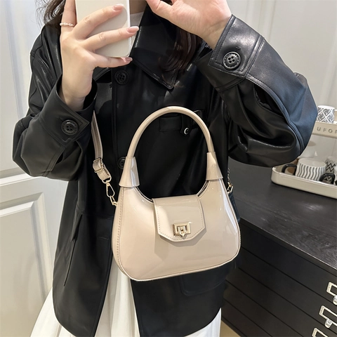 Bolso de Hombro de Cuero PU Brillante para Mujer Media Luna Vintage Bolso de Axila Con Hebilla de Metal Dorado Color Sólido