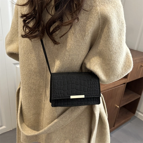 Women Crocodile Pattern Crossbody Bag Croco Embossed PU Leather Square Shoulder Bag Gold Metal Bar Chic Flap Handbag